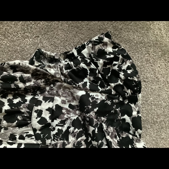 Belted blouse, grey, white, black abstract pattern - Picture 4 of 9